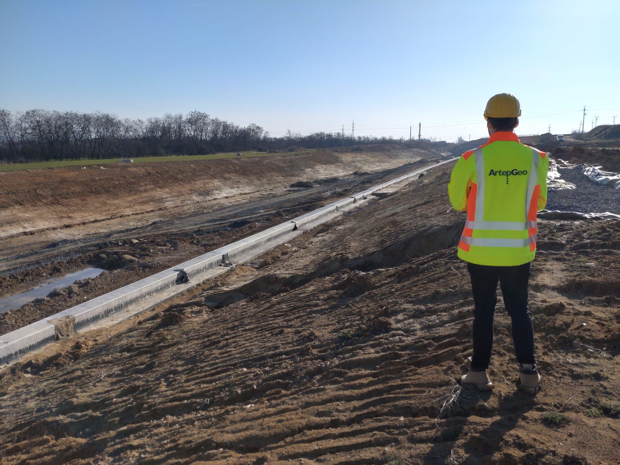 Geotechnický dozor sleduje výstavbu dálniční konstrukce