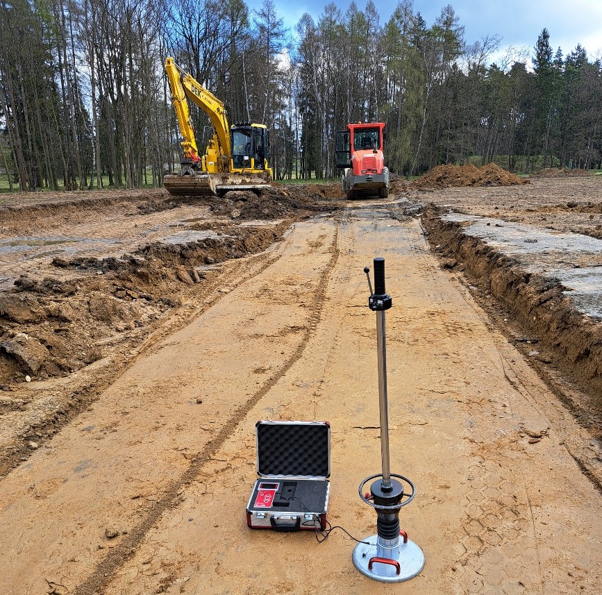 Zkušební zařízení pro geotechnické zatěžovací zkoušky na staveništi