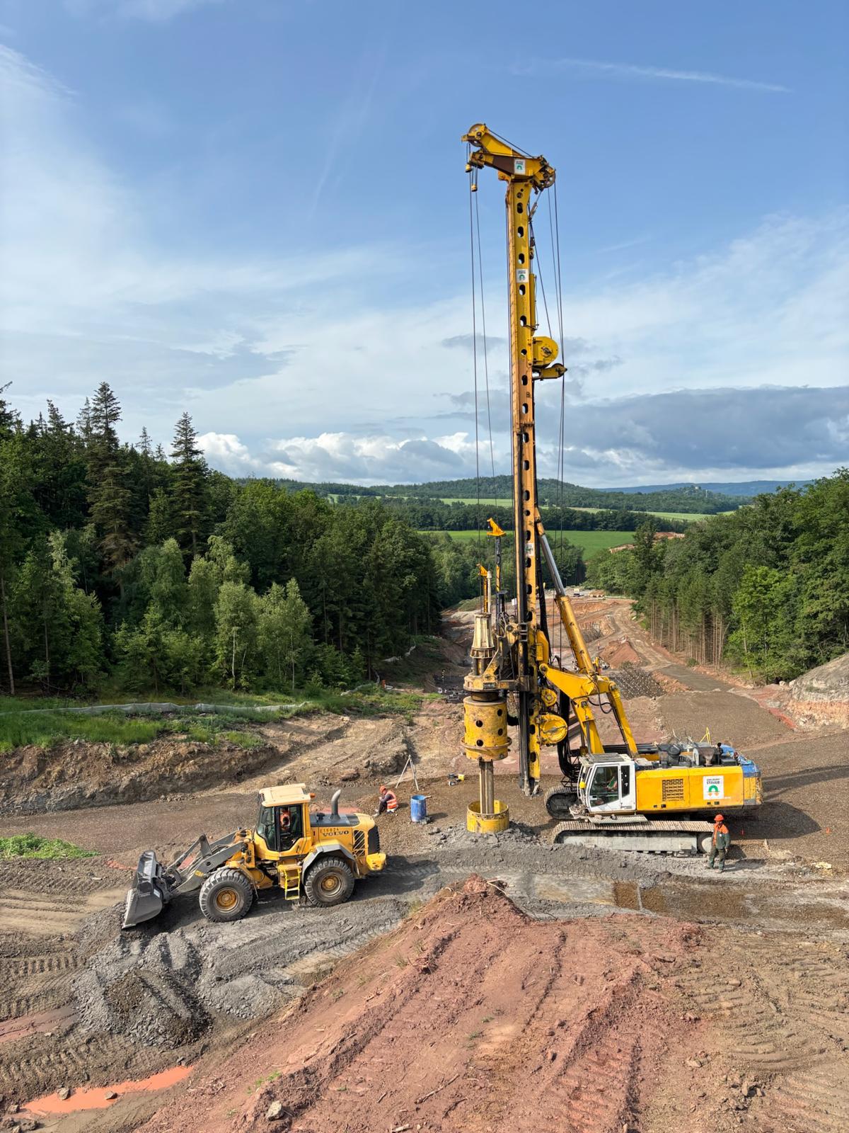 Vrtná souprava při geotechnickém průzkumu staveniště