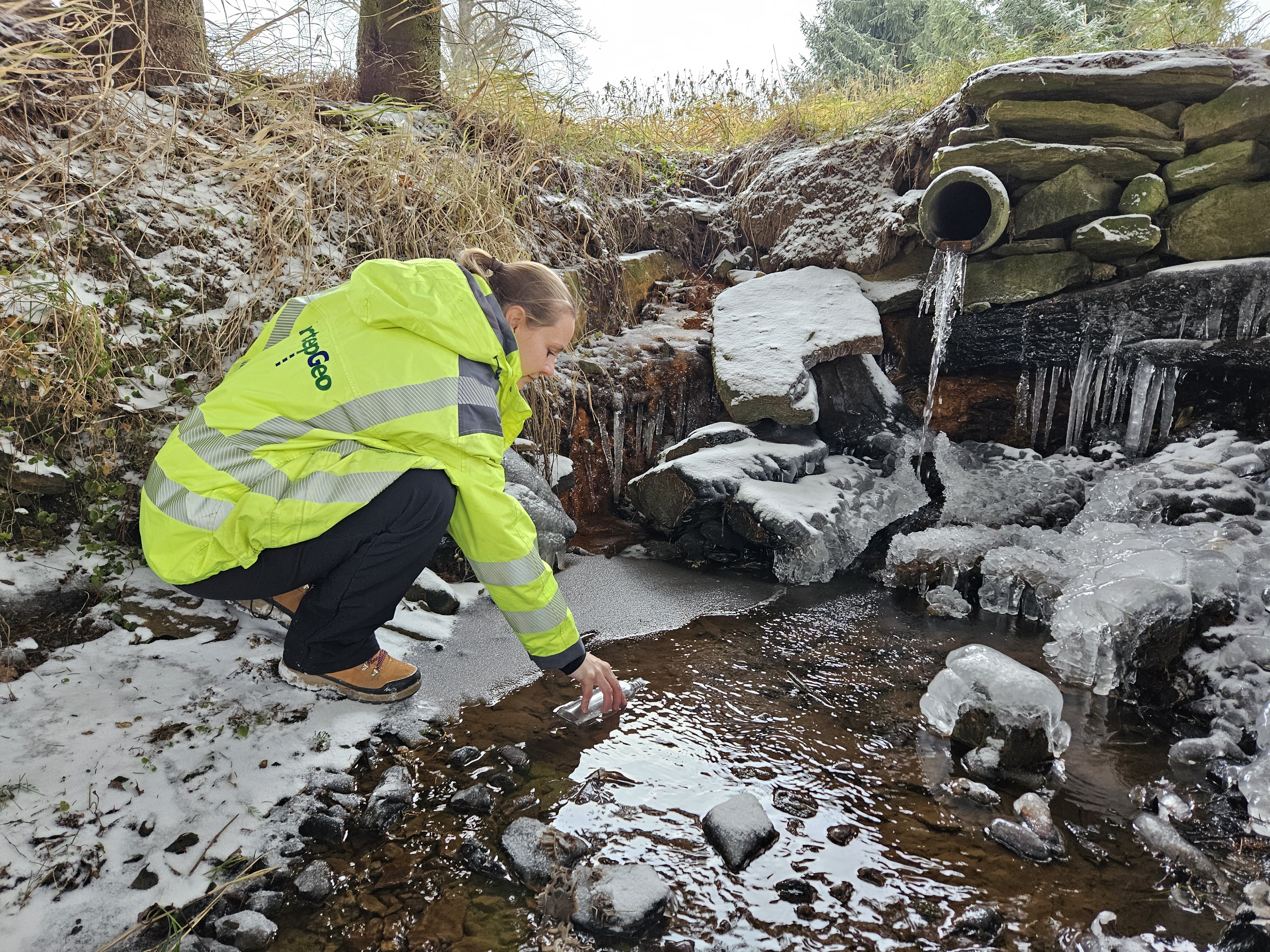 Odběr vzorku podzemní vody při hydrogeologickém průzkumu